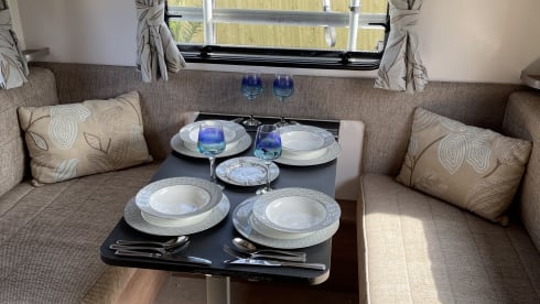 BAILEY – AMAZING PEGUEOT BAILEY 70-6 DRIVE ON A CAR LICENSE 6 BERTH AND 6 SEATBELTS