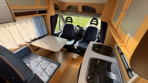 Bel camper semi-integrato Dethleffs per un massimo di 4 persone