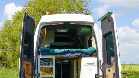 Eli – Luxuriöser autarker Camper – Warmwasser & Außendusche