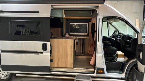 Heunie 2 – Lovely campervan from 2016 with 2 lengthways beds