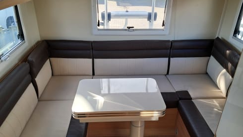 Luxe Etrusco Automaat met enkele bedden/hefbed ,grote garage