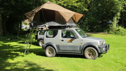 Vivi l'avventura con questa Suzuki Jimny dotata di tenda da tetto!