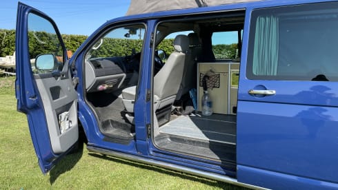 Magic – 4 berth Volkswagen T5 LWB Campervan