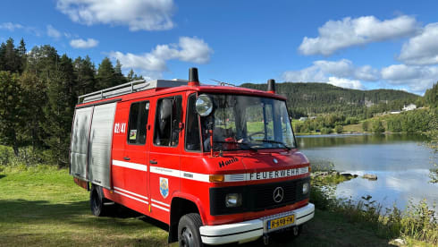 Harrie – Harrie - Fire brigade camper Mercedes 4-p