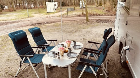 LMC Family Alcove Camper 6 persons Space saver! 
