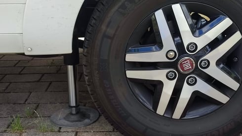 "Flieger" – Semi-integrated top mobile home Euramobil Profila RS ****