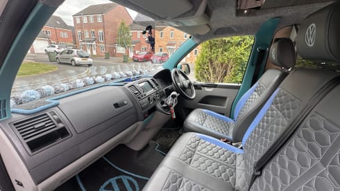 Pearl – VW-Campingbus mit 4 Schlafplätzen aus dem Jahr 2014