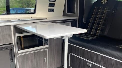 Bumble Bee – 4 berth Volkswagen campervan from 2017