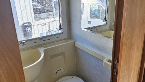 Rimor β Ruime gezins camper met zes slaapplaatsen met 2x airco