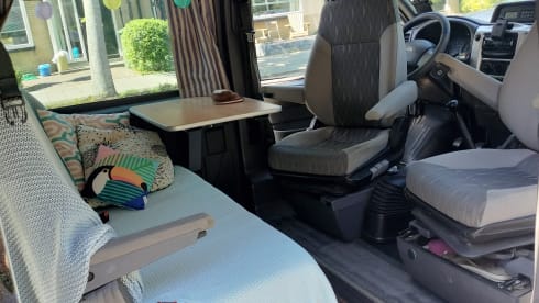 Adventurous Ford Nugget camper van with pop-up roof (4 persons)