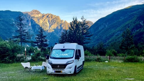 Luxurious off-grid bus from 2021 with a super atmospheric interior 