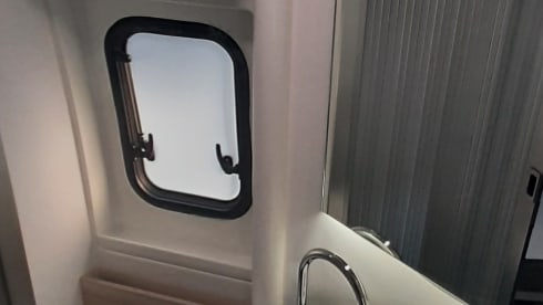 JUNIOR SUITE  – Adria Van 600 familie met 4 zitplaatsen