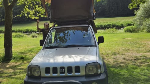 Vivi l'avventura con questa Suzuki Jimny dotata di tenda da tetto!