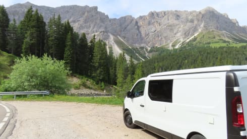 SchaafBus – Gezellige buscamper met slaap hefdak met prachtige inrichting