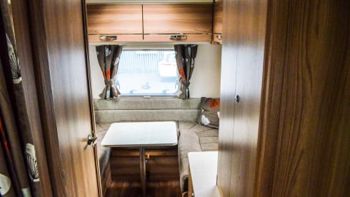 Fiat Ducato - Swift Escape 686 (6 Schlafplätze, Lounge in U-Form)