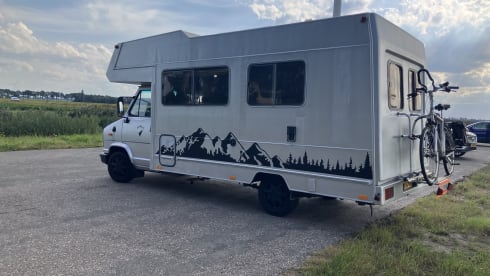 Spacious Peugeot alcove camper