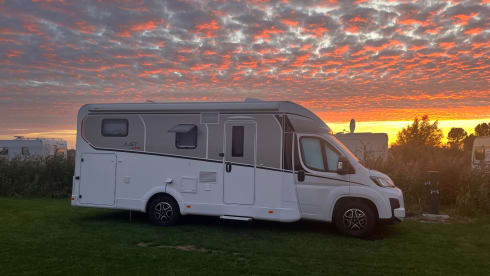 Zorgeloos op reis in een 3p Dethleffs 2025–fietsen veilig opgeborgen!