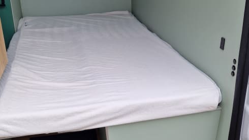 Oos Böske – Oos Böske – Buscamper 2/3 person Renault Master (2 x length bed!)