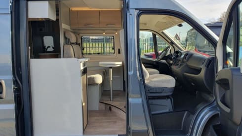 De Grijze XL – Hymer Bus Camper. 4 pers. Automatic 2020