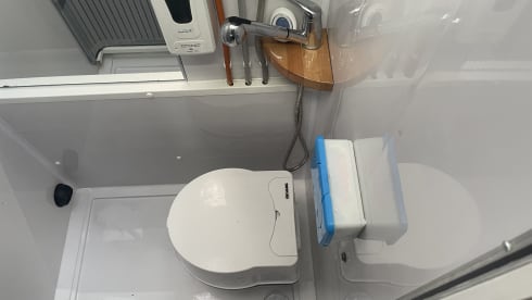 4-Bett, netzunabhängiger, modernisierter Fiat Ducato mit U-Lounge