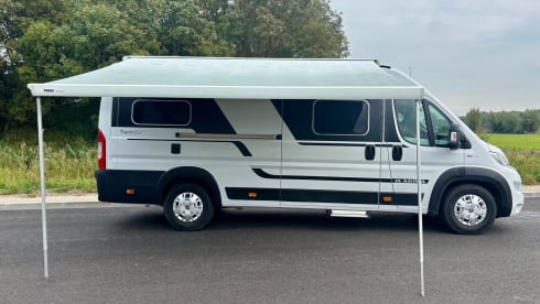Super luxe Adria 640 SLB Plus Bus camper met lengte bedden