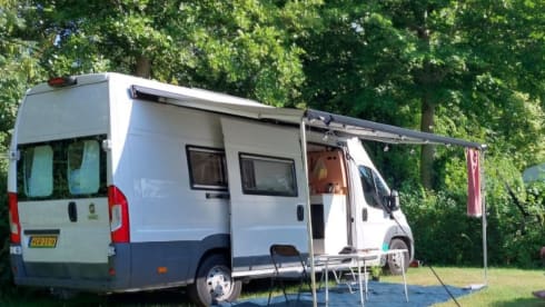 Koos – Large bed for the taller camper - Off-grid Fiat Ducato 