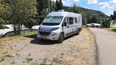Bronckhorst Grijs – Beautiful Sun Living with length beds - Bronckhorst Campers