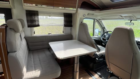 Luxury 5-person camper