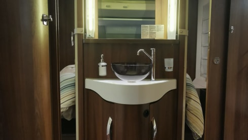 Droom op wielen! -Luxe camper met grote leefruimte!
