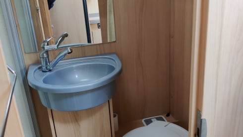 Nice handy camper for 5 to 6 people for rent