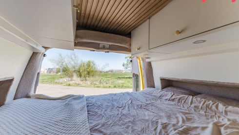 Extra high luxury off-grid camper for 2 adults and 1 child 