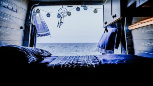 Debie The Van – Zelfbouw Mercedes Sprinter surf bus