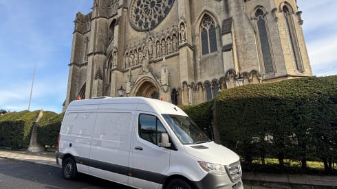 Vangelina Jolie – 2 berth Mercedes-Benz Sprinter