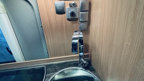 Comfortabel op avontuur als gezin van 4 of met z’n tweeën – 4P bus camper Fiat Ducato - Knaus Boxstar (transverse bed 2P + lifting bed 2P)