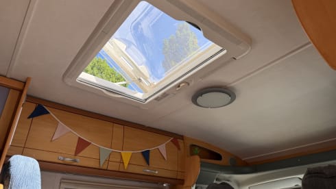 LMC Liberty Ti 662 - 4 Persons - 2x Air Conditioning - Semi-integrated