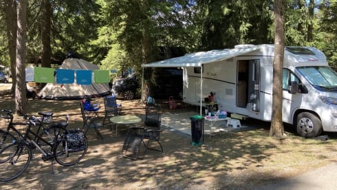 Beautiful family camper with many options!