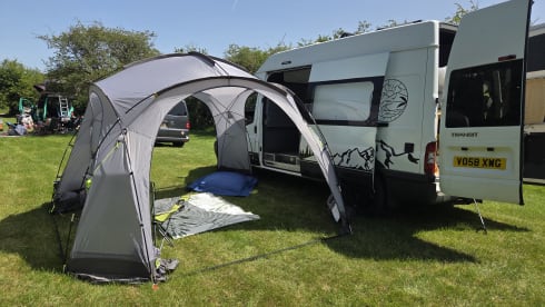Freddie – 2-persoons campervan die volledig zelfvoorzienend is.