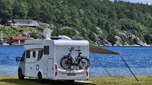 Campi – Luxury 2p Bürstner with queen bed, air conditioning and inverter 