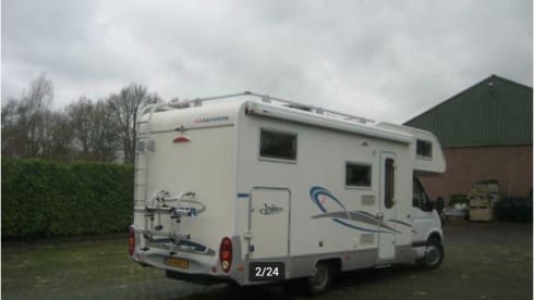 Spacious and complete 5-person family camper