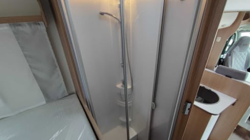 Wille – Automatic, Hymer Carado 4 person family camper, long beds! 