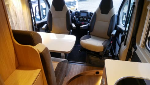Pössl Roadcar R540, 5.40 meter bus camper, 2 sleeping - 4 seats.