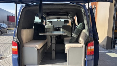 2p Volkswagen campervan uit 2003