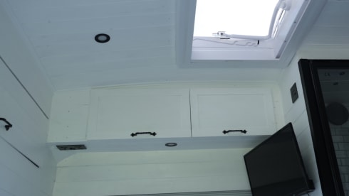 Angus – Superb 4 berth Campervan with Kingsize bed