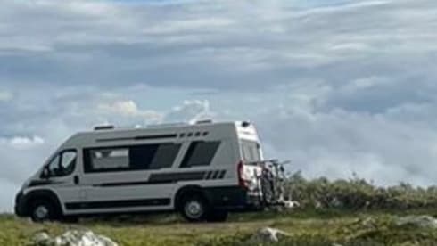Heunie 1 – Beautiful camper van from 2017 with 2 lengthways beds