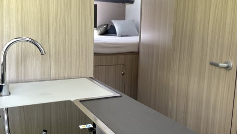 Queen A – Built in 2021 - luxury 6-person alcove camper - Queen E