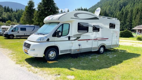 Spacious and luxurious 5 person camper Adria Matrix