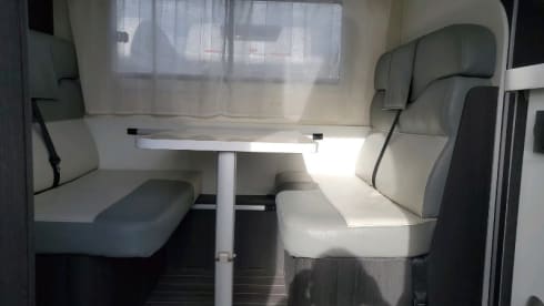 Zefiro 675  – 2022 Roller Team Zefiro 675 automatic 6 berth + 6 belts 