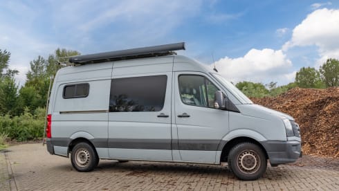 Keesie – Volkswagen Crafter Off-Grid Bus Camper with Roof Terrace