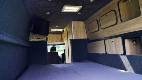 Silver Comet – 4 Berth Mercedes Sprinter Luxury Camper