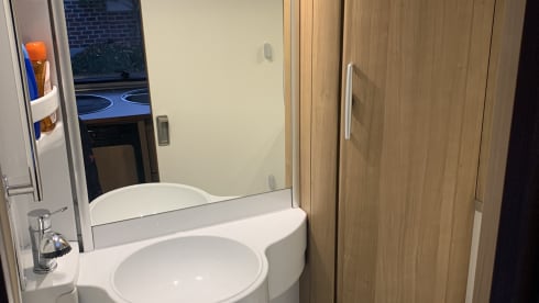 Hymer – Recent well equipped integral mobile home